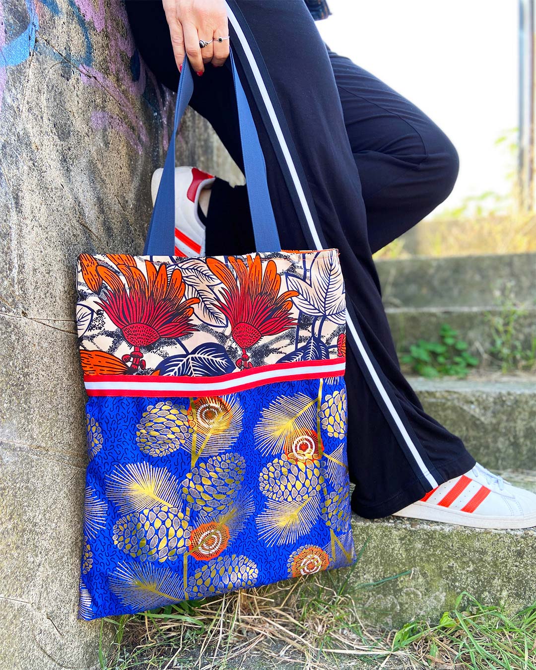 unieke, handgemaakte en kleurrijke totebag van PIEKS creations met grote bloemen en gouden details - sfeerfoto