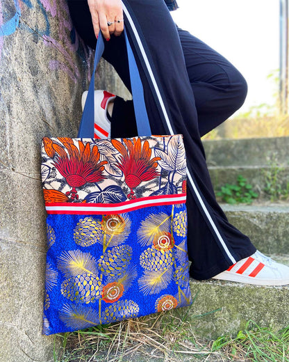 unieke, handgemaakte en kleurrijke totebag van PIEKS creations met grote bloemen en gouden details - sfeerfoto