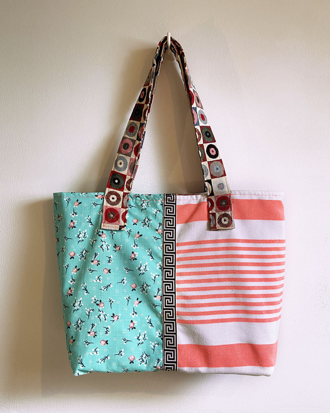unieke, handgemaakte en kleurrijke shopper van PIEKS creations met lieve bloemetjes en stoere strepen - achterkant
