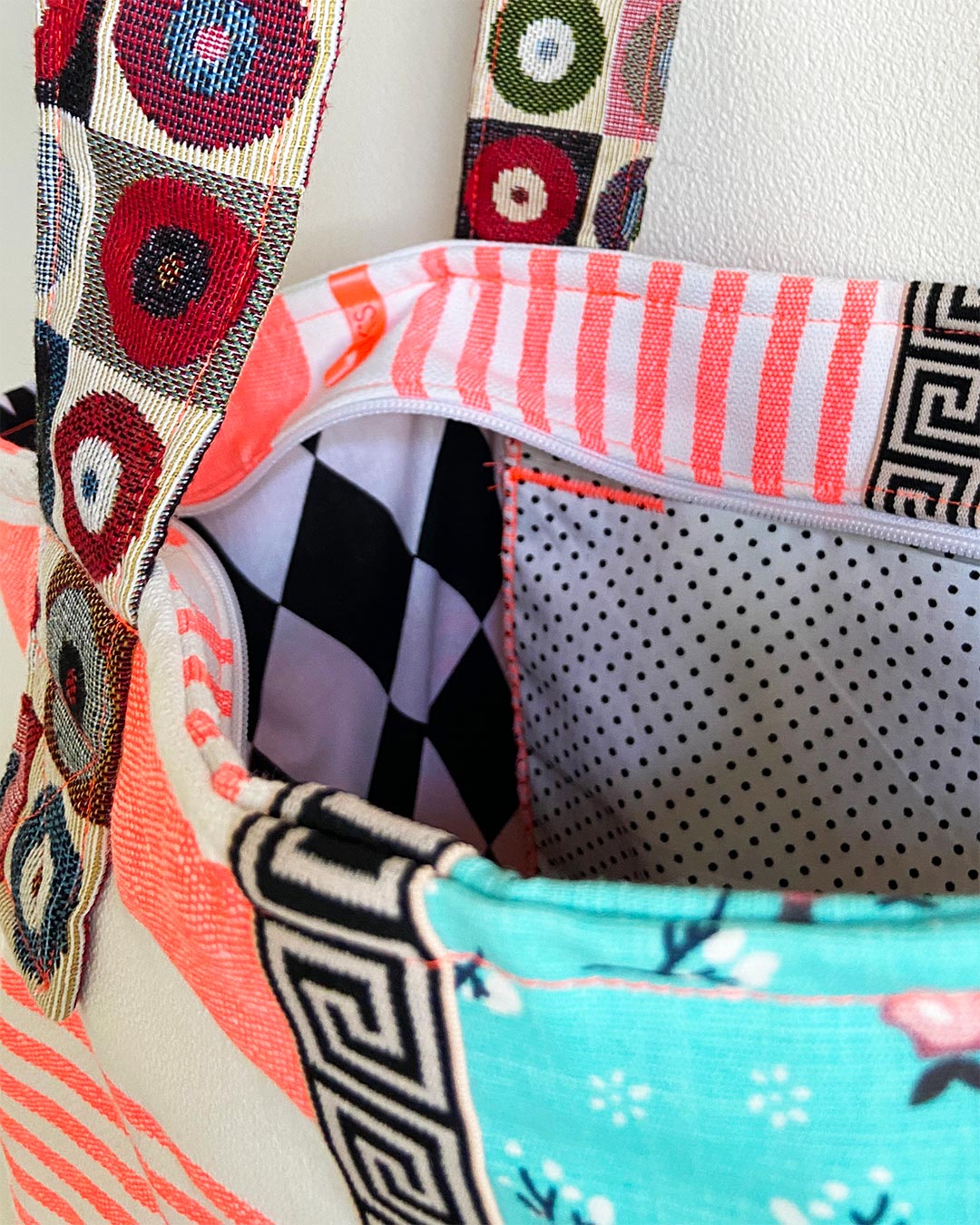 unieke, handgemaakte en kleurrijke shopper van PIEKS creations met lieve bloemetjes en stoere strepen - open