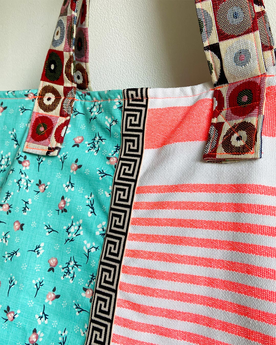 unieke, handgemaakte en kleurrijke shopper van PIEKS creations met lieve bloemetjes en stoere strepen - stoffen