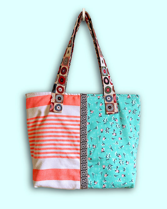 unieke, handgemaakte en kleurrijke shopper van PIEKS creations met lieve bloemetjes en stoere strepen - voorkant
