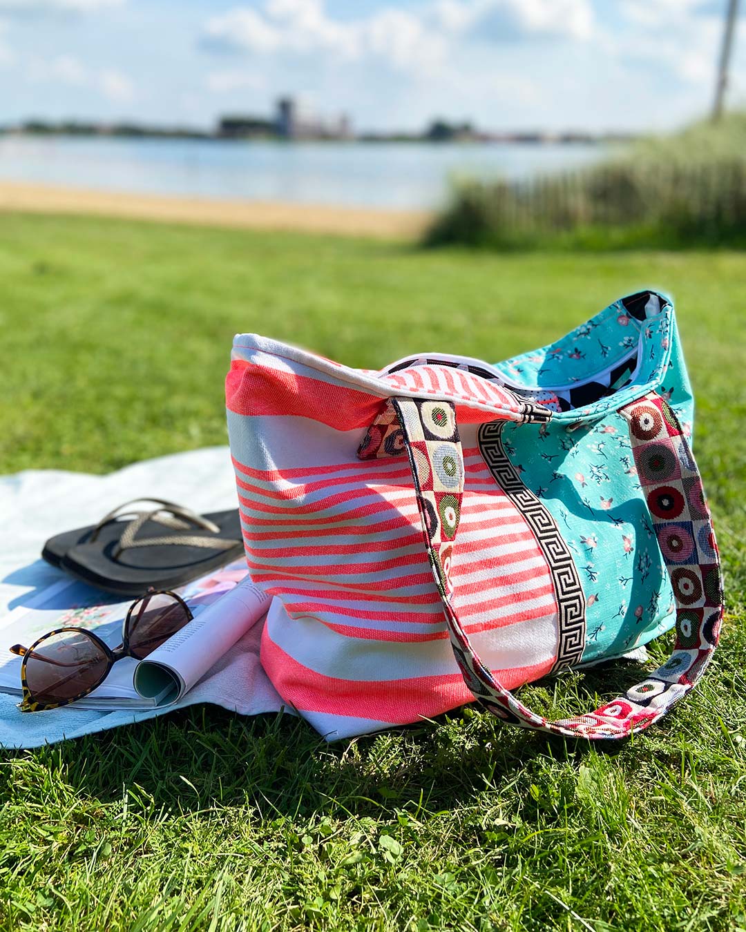unieke, handgemaakte en kleurrijke shopper van PIEKS creations met lieve bloemetjes en stoere strepen - sfeerfoto