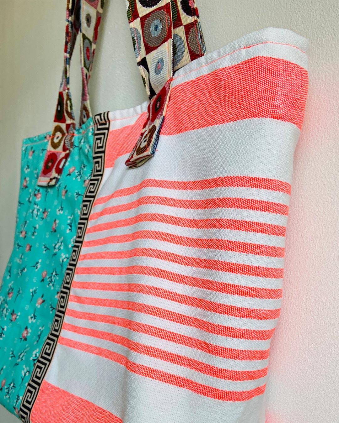 unieke, handgemaakte en kleurrijke shopper van PIEKS creations met lieve bloemetjes en stoere strepen - zijkant