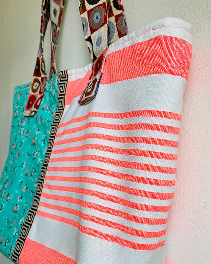 unieke, handgemaakte en kleurrijke shopper van PIEKS creations met lieve bloemetjes en stoere strepen - zijkant