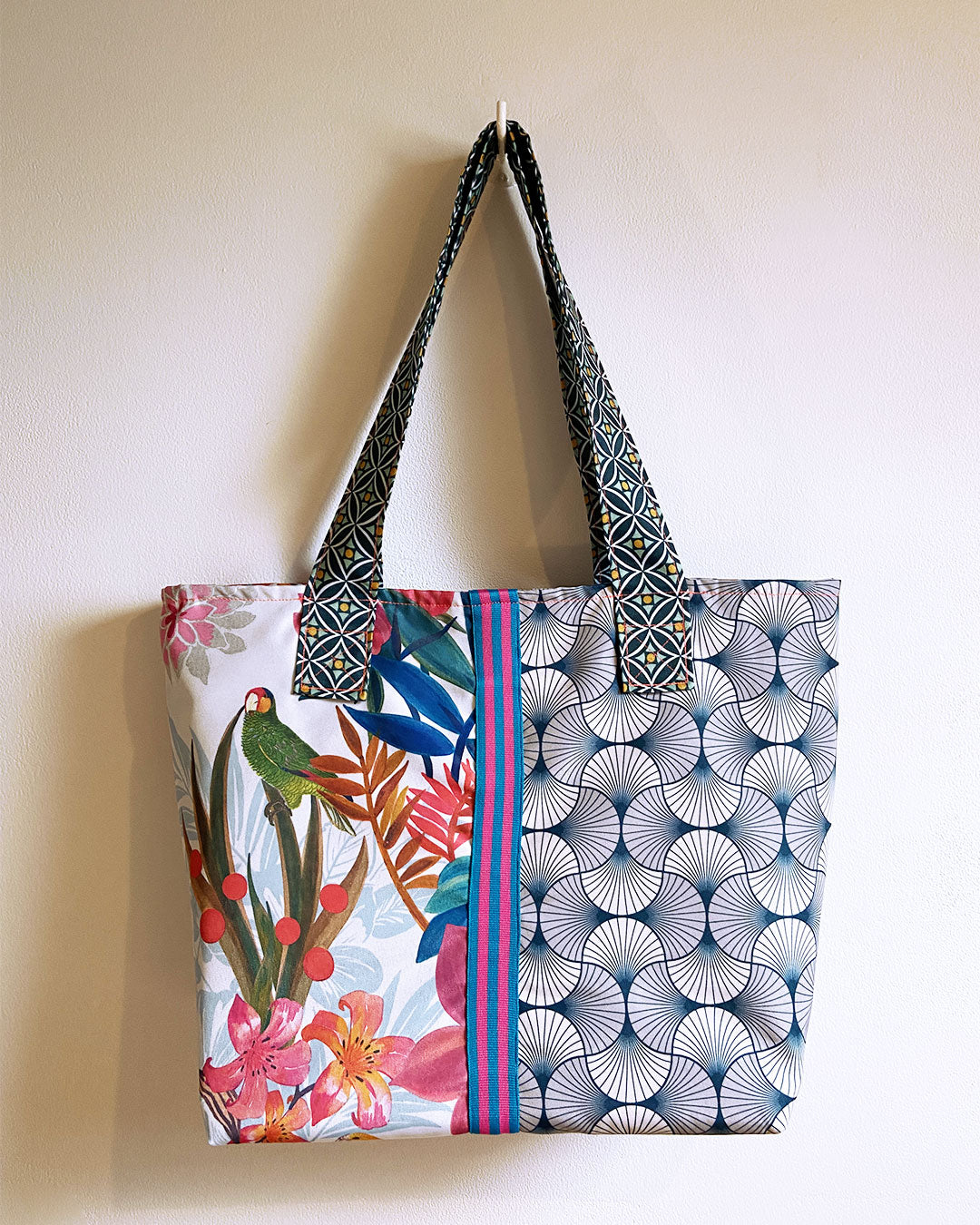 unieke, handgemaakte en kleurrijke shopper van PIEKS creations met zomerse print en grafisch patroon - achterkant