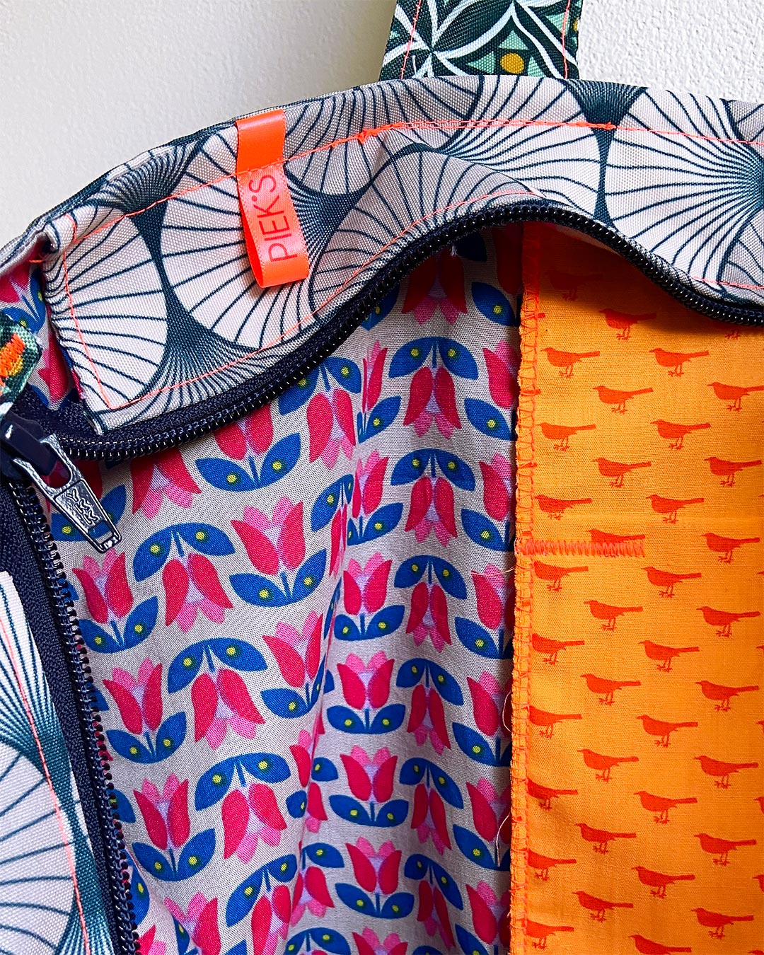 unieke, handgemaakte en kleurrijke shopper van PIEKS creations met zomerse print en grafisch patroon - detail