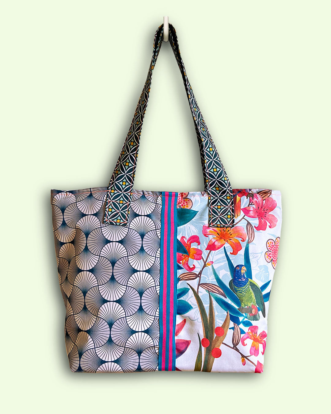 unieke, handgemaakte en kleurrijke shopper van PIEKS creations met zomerse print en grafisch patroon - voorkant