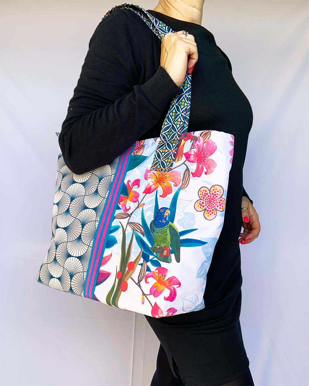 unieke, handgemaakte en kleurrijke shopper van PIEKS creations met zomerse print en grafisch patroon - model