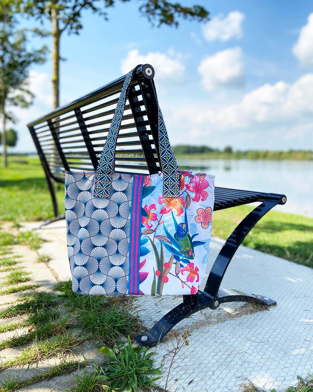 unieke, handgemaakte en kleurrijke shopper van PIEKS creations met zomerse print en grafisch patroon - sfeerfoto