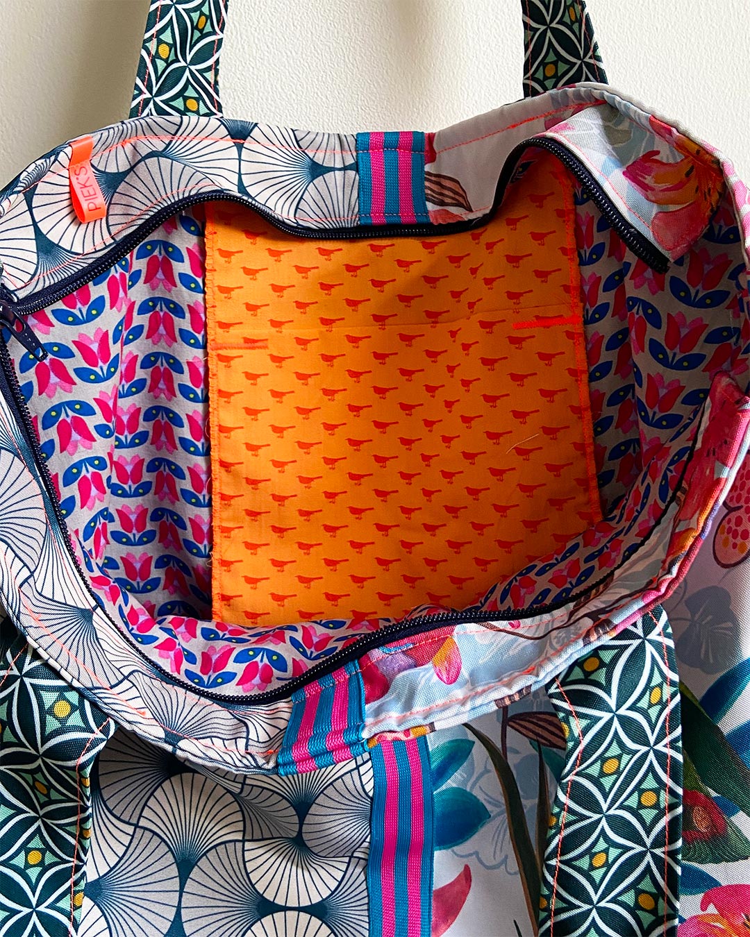 unieke, handgemaakte en kleurrijke shopper van PIEKS creations met zomerse print en grafisch patroon - binnenvakje