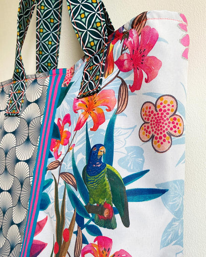 unieke, handgemaakte en kleurrijke shopper van PIEKS creations met zomerse print en grafisch patroon - zijkant