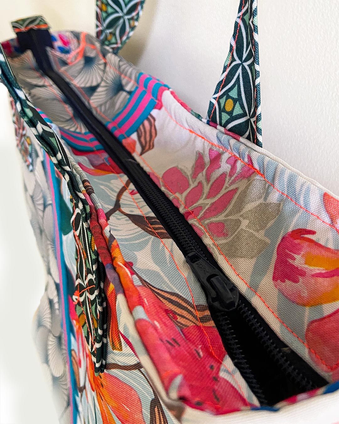 unieke, handgemaakte en kleurrijke shopper van PIEKS creations met zomerse print en grafisch patroon - bovenkant met rits