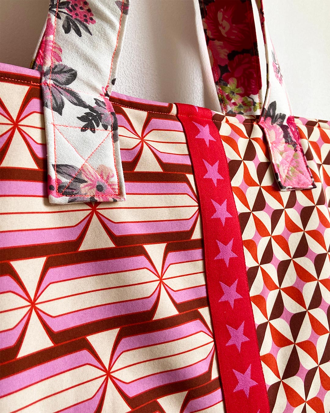 unieke, handgemaakte en kleurrijke shopper van PIEKS creations met grafisch patronen in retro stijl - close up