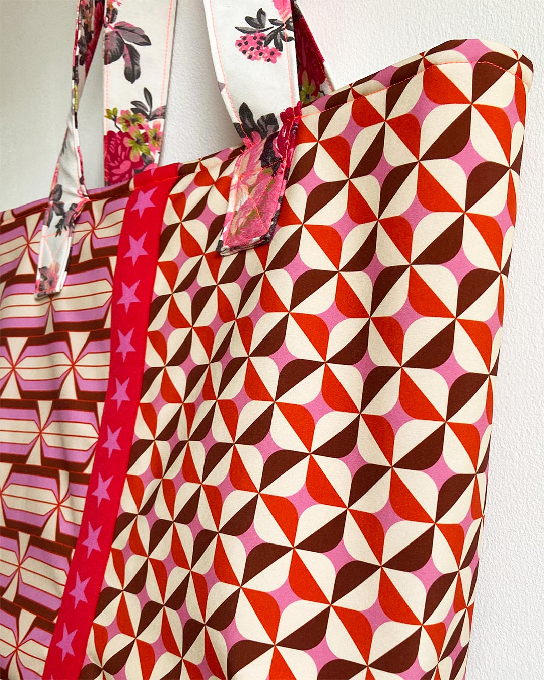unieke, handgemaakte en kleurrijke shopper van PIEKS creations met grafisch patronen in retro stijl - zijkant
