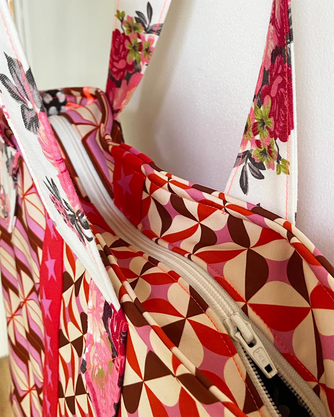 unieke, handgemaakte en kleurrijke shopper van PIEKS creations met grafisch patronen in retro stijl - bovenkant met rits