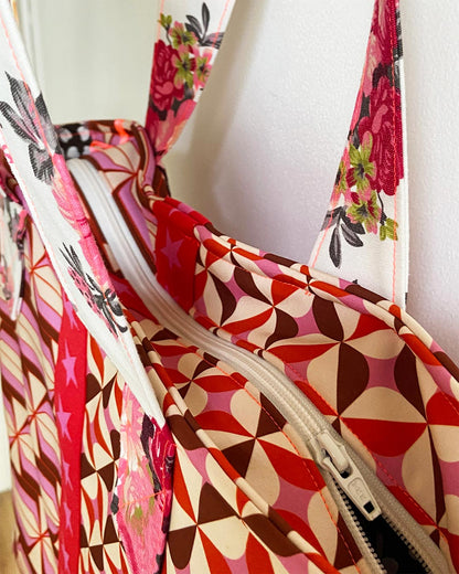 unieke, handgemaakte en kleurrijke shopper van PIEKS creations met grafisch patronen in retro stijl - bovenkant met rits