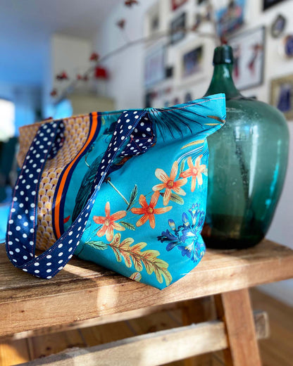 unieke, handgemaakte en kleurrijke shopper van PIEKS creations met grafisch patroon en botanische print - sfeerfoto