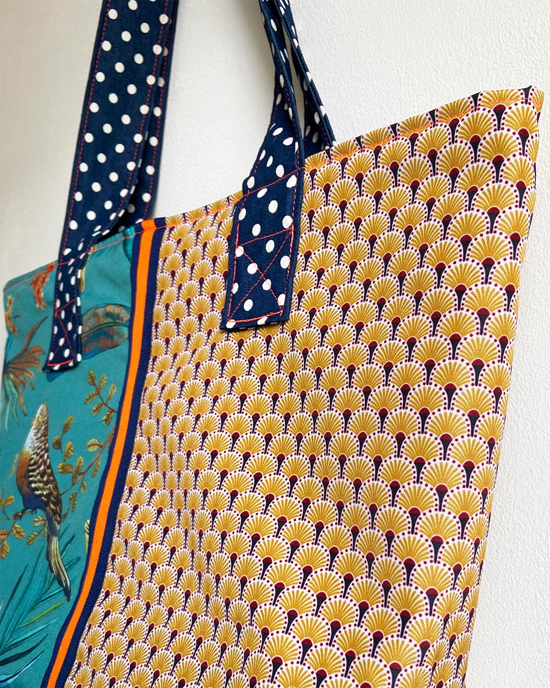 unieke, handgemaakte en kleurrijke shopper van PIEKS creations met grafisch patroon en botanische print - zijkant