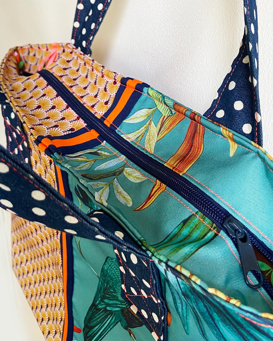 unieke, handgemaakte en kleurrijke shopper van PIEKS creations met grafisch patroon en botanische print - bovenkant met rits