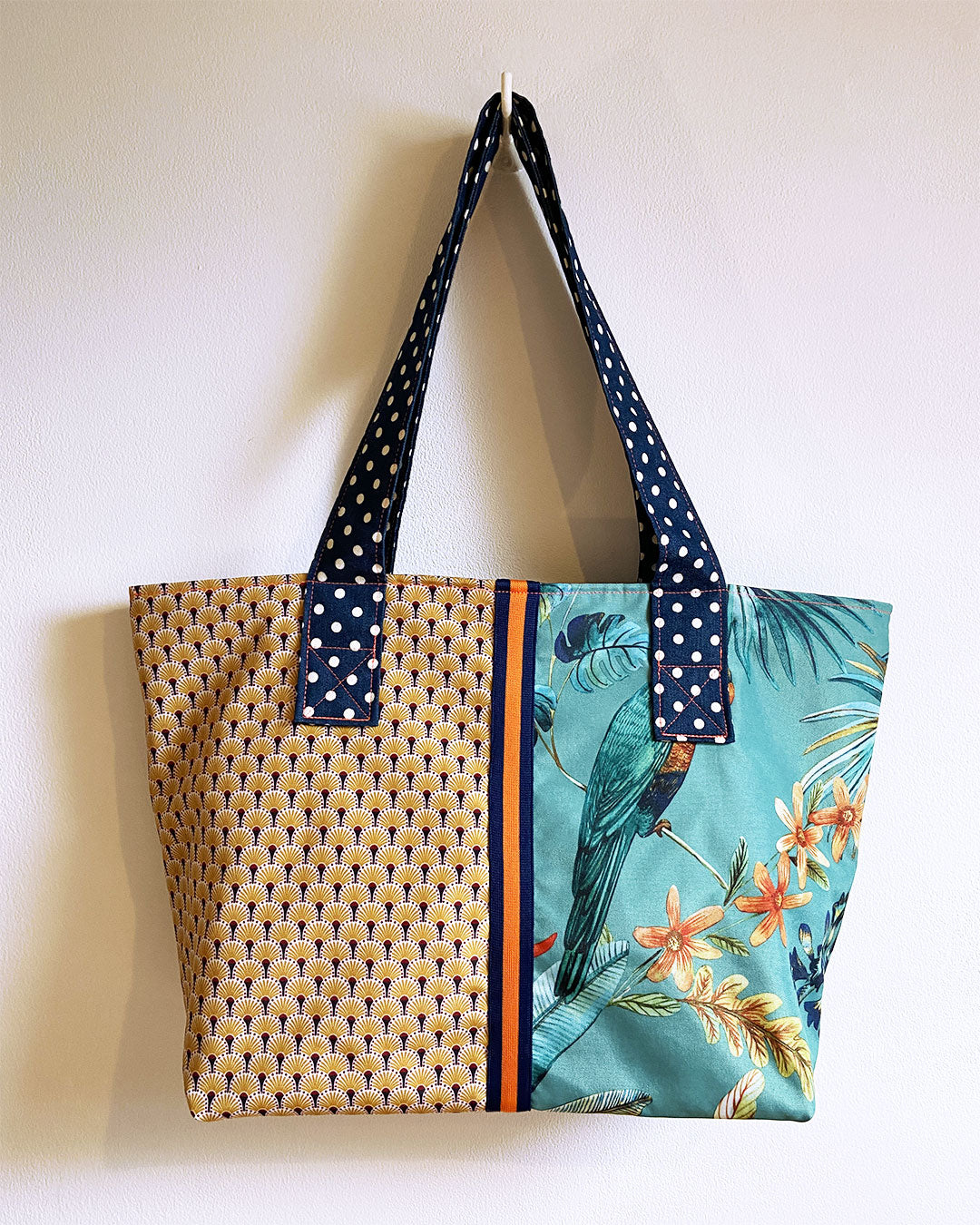 unieke, handgemaakte en kleurrijke shopper van PIEKS creations met grafisch patroon en botanische print - achterkant