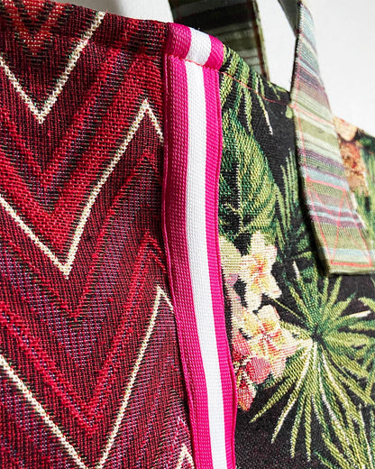 unieke, handgemaakte en kleurrijke shopper van PIEKS creations met grafisch patroon in rood en botatanische print met Frieda Kahlo - stoffen