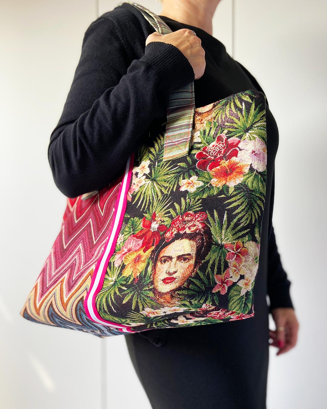 unieke, handgemaakte en kleurrijke shopper van PIEKS creations met grafisch patroon in rood en botatanische print met Frieda Kahlo - model