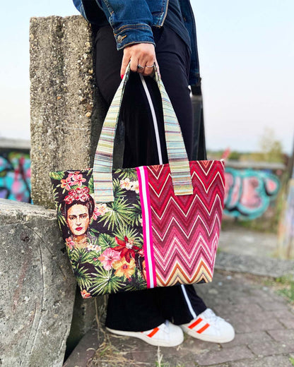 unieke, handgemaakte en kleurrijke shopper van PIEKS creations met grafisch patroon in rood en botatanische print met Frieda Kahlo - sfeerfoto