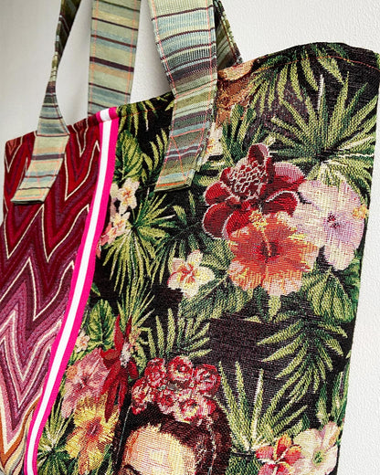 unieke, handgemaakte en kleurrijke shopper van PIEKS creations met grafisch patroon in rood en botatanische print met Frieda Kahlo - zijkant