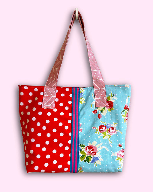 unieke, handgemaakte en kleurrijke shopper van PIEKS creations met bloemenpatroon en witte polka dot - voorkant