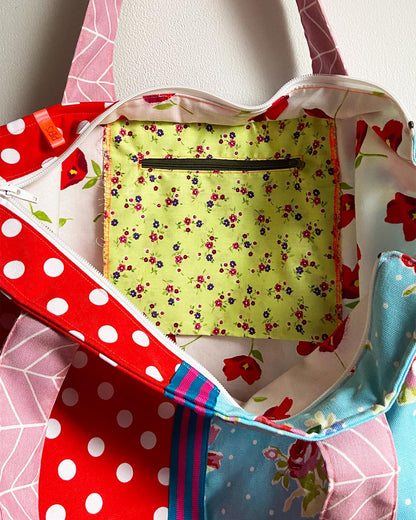 unieke, handgemaakte en kleurrijke shopper van PIEKS creations met bloemenpatroon en witte polka dot - binnenvakje met rits