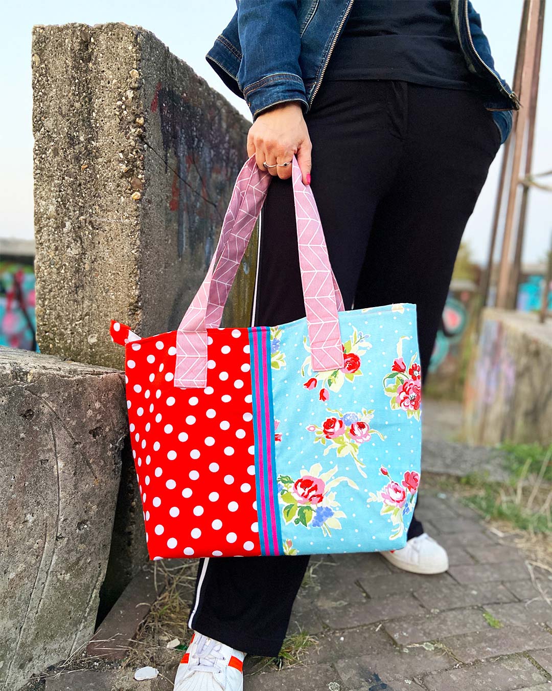 unieke, handgemaakte en kleurrijke shopper van PIEKS creations met bloemenpatroon en witte polka dot - sfeerfoto