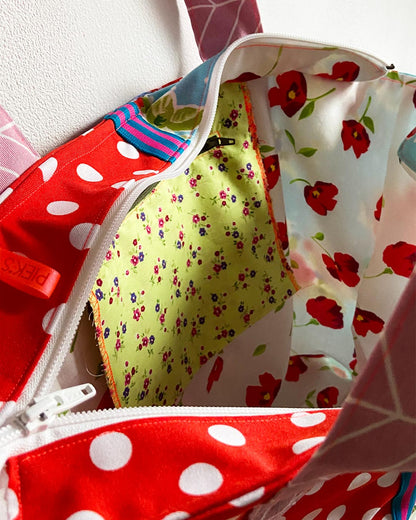 unieke, handgemaakte en kleurrijke shopper van PIEKS creations met bloemenpatroon en witte polka dot - binnenkant