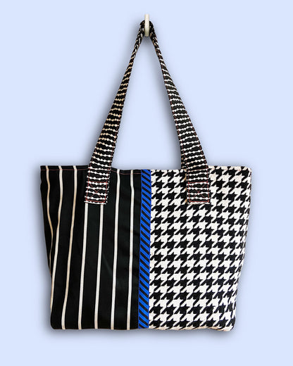 unieke, handgemaakte en kleurrijke shopper van PIEKS creations in zwart wit met blauw accent - voorkant