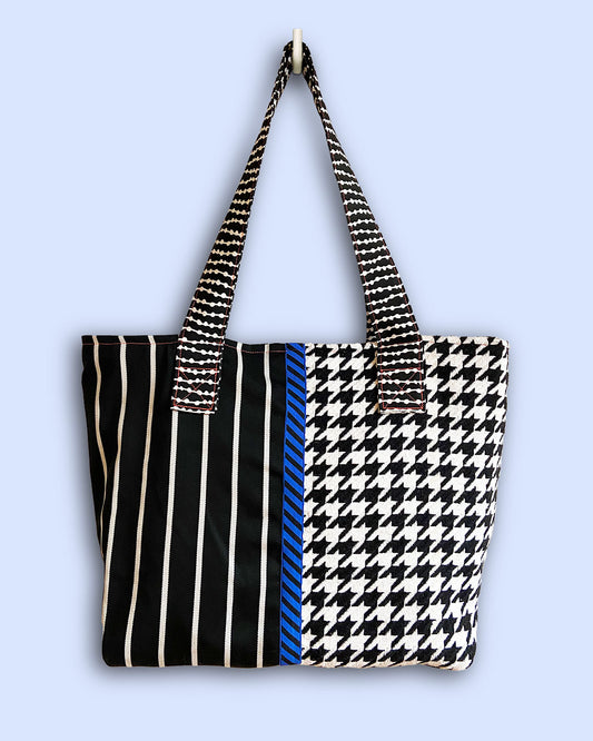 unieke, handgemaakte en kleurrijke shopper van PIEKS creations in zwart wit met blauw accent - voorkant