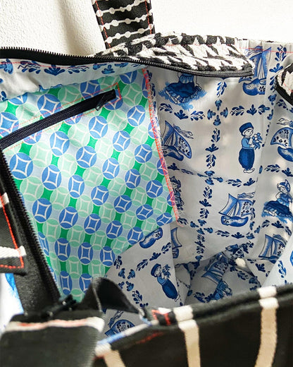 unieke, handgemaakte en kleurrijke shopper van PIEKS creations in zwart wit met blauw accent - binnenkant