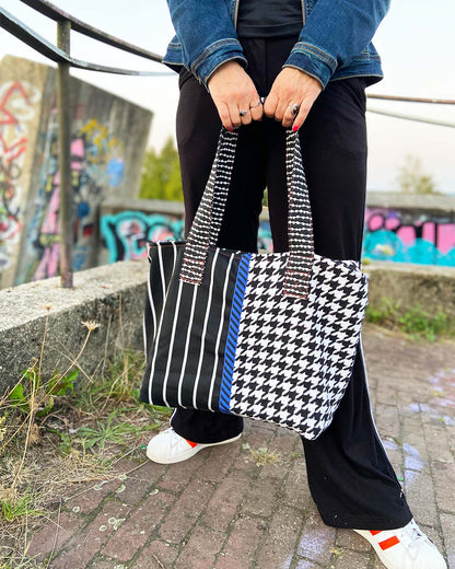 unieke, handgemaakte en kleurrijke shopper van PIEKS creations in zwart wit met blauw accent - sfeerfoto